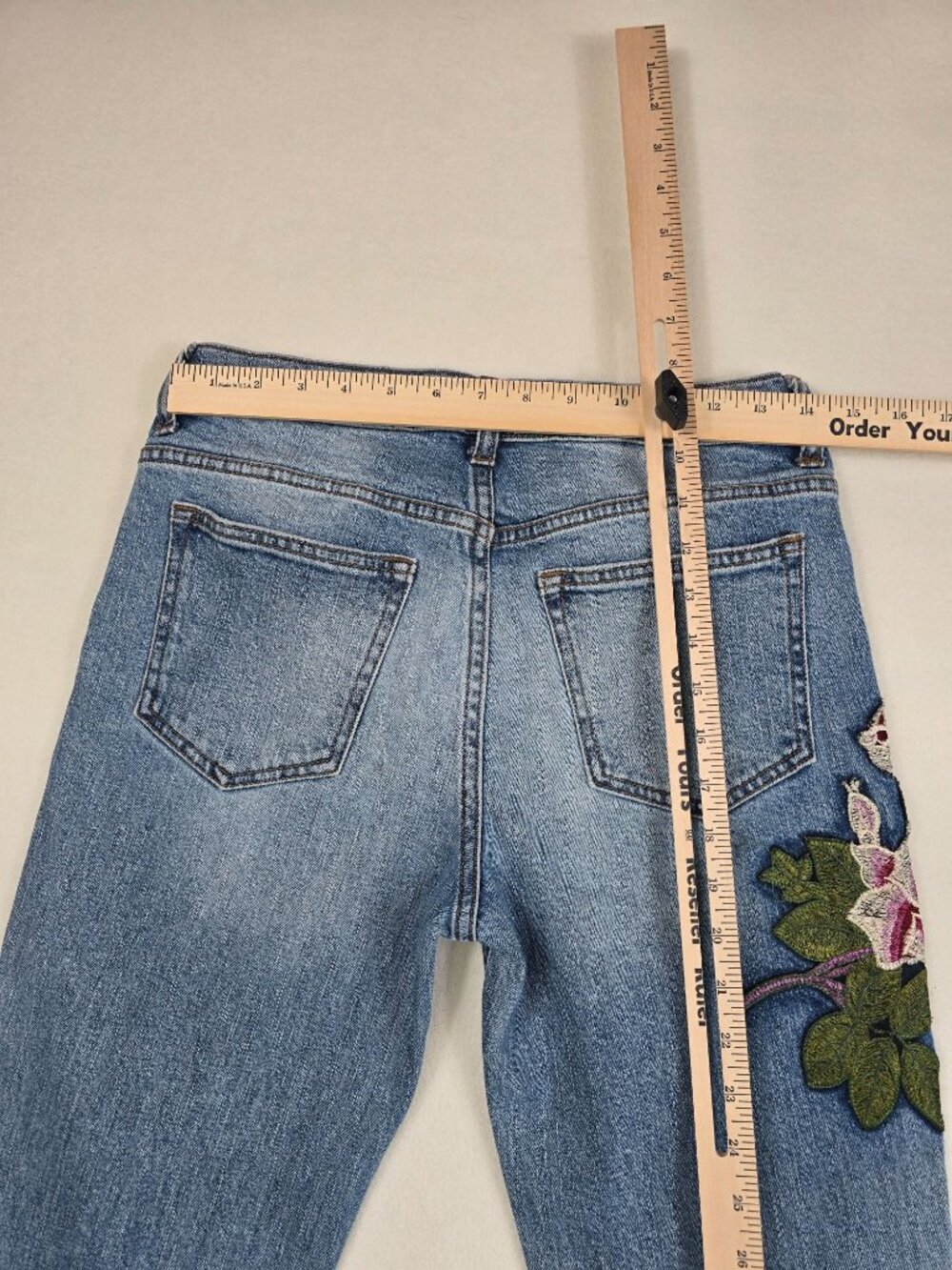 Sneak Peek Womens Floral Embroidered Blue Jeans Size 7 Distressed - Picture 8 of 8